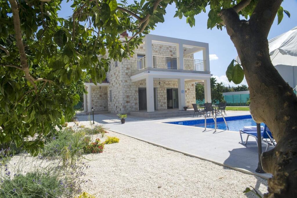 4 BEDROOM VILLA 80 METERS WALKING DISTANCE FROM THE SEA