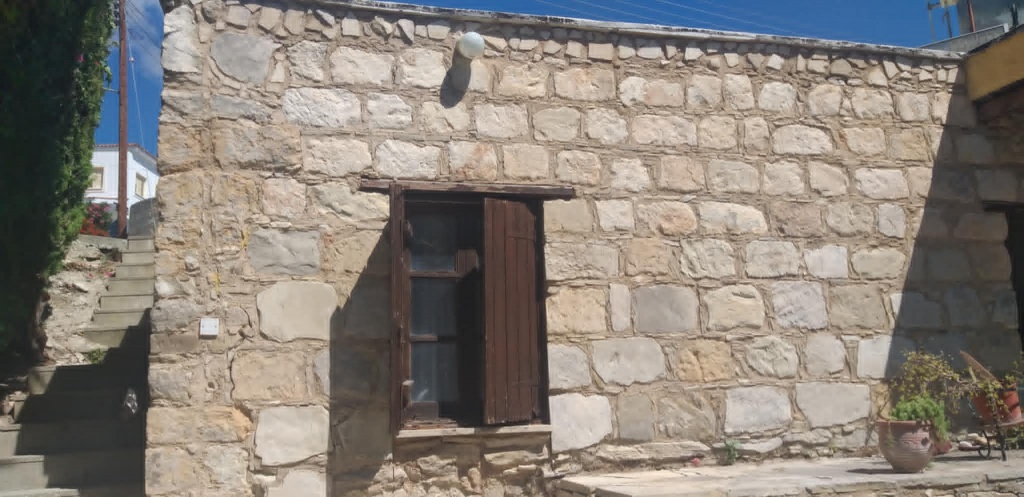 1 BEDROOM STONE HOUSE FOR SALE